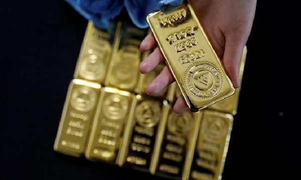 نوسانات اندک قیمت طلا در بازارهای جهانی  									درحالی‌ که چند ساعت دیگر نتیجه نشست سیاست‌گذاری با