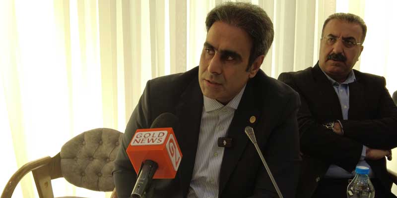 رئیس انجمن تولیدکنندگان، صادرکنندگان طلا، جواهر و نقره اصفهان نسبت به تسلط «تولیدکنندگان ناسالم» بر بازار هشدار داد و گفت اگر ظرف یک‌سال آینده از تولیدکنندگان واقعی و دارای استاندارد حمایت نشود، بازار طلا به‌طور کامل در اختیار تولیدات بی‌کیفیت و غ...