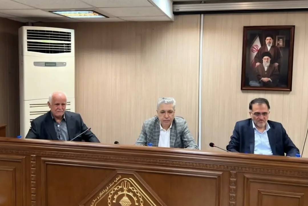  نایب‌رئیس اتحادیه طلا و جواهر تهران گفت: رکود بازار، افزایش قیمت ابزار و ماشین‌آلات، نبود تناسب میان هزینه‌های ساخت و اجرت مصنوعات و رقابت فشرده میان سازندگان، از مهم‌ترین دغدغه‌های تولیدکنندگان طلا و جواهر است؛ ضمن اینکه برخی فعالان این بخش همچن...