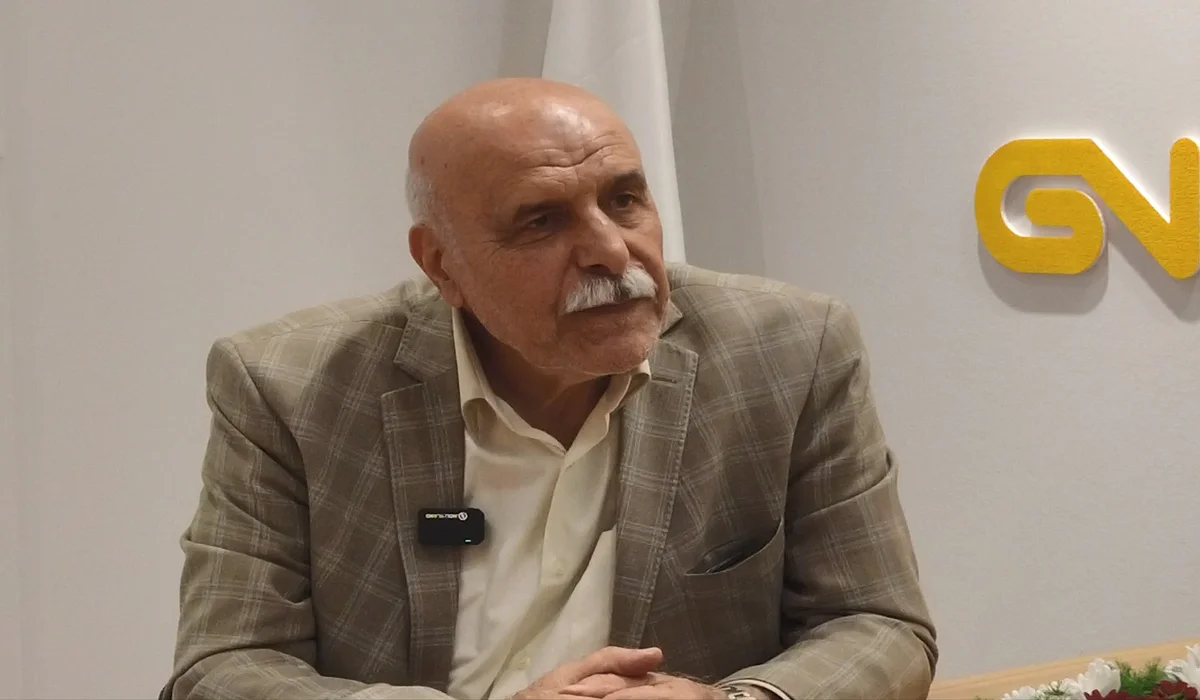 رئیس سابق اتحادیه طلا و جواهر اراک عنوان کرد: افزایش قیمت طلا باعث میشود که گردش طلا در صنف مختل شود و خرید و فروش کارهای ساخته شده کم شود؛ لذا اعضا صنف طلا از کاهش قیمت ها بیشتر خوشحال می شوند تا افزایش قیمتی که باعث رواج فروش طلای آب شده میشود.