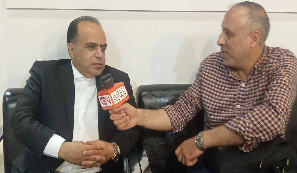 بذرافشان عنوان کرد: در طی چند سال اخیر شاهد برگزاری نمایشگاه های طلا و جواهر متعدد در شهر های مختلف  هستیم که ضروری است برای بازدهی بهتر ، این نمایشگاه ها به صورت متمرکز تجمیع شوند و تنها 2 تا 3 نمایشگاه تخصصی در سال داشته باشیم.