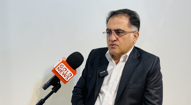 نایب رئیس اتحادیه طلا و جواهر تهران از وجود یک دوگانگی عجیب در رفتار صنفی انتقاد کرد و گفت: مسئولان از مردم می‌خواهند مصنوعات بخرند، اما در واحدهای صنفی خود به تبلیغ فروش «آب‌شده» مشغول‌اند. به‌گفته او، این رفتار متناقض، بازار را سردرگم کرده و صنع...