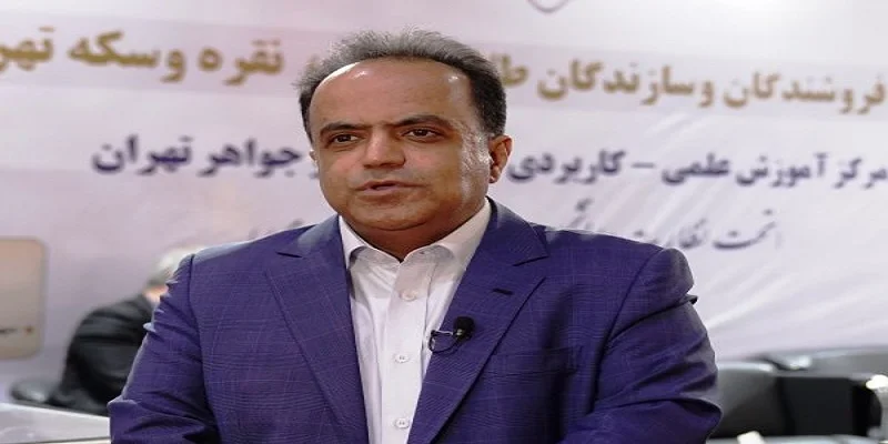 رئیس اتحادیه طلا و جواهر تهران درباره علت اعلام نشدن قیمت هر گرم طلا در بازار گفت: به دلیل آنکه معاملات طلا در بازار به حداقل رسیده و بازار نیمه تعطیل است، فعلا نرخی از سوی اتحادیه اعلام نمی شود.