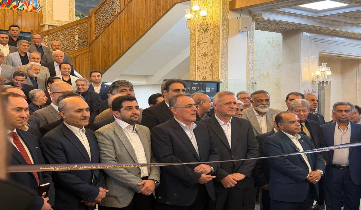 نوزدهمین نمایشگاه بین‌المللی تخصصی طلا، فلزات گران‌بها، گوهرسنگ‌ها و ماشین‌آلات وابسته در اصفهان،عصر امروز پنجشنبه 26 شهریورماه با مشارکت 132 شرکت از 8 استان کشور و حضور نمایندگانی از 3 کشور خارجی، در جمع مسئولین استانی و روسای اتحادیه‌های طلا و ...