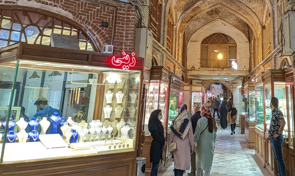 رئیس اتحادیه طلا و جواهر تبریز عنوان کرد: بازار سکه و طلا تبریز از همان روز یکشنبه 25 خرداد و در شرایط تجاوز رژیم صهیونیستی به کشور  فعال بود و تبریز تنها شهری بود که بازار طلای آن بسته نشد و قیمت و نرخ روزانه طلا از روز اول اعلام می شد.
