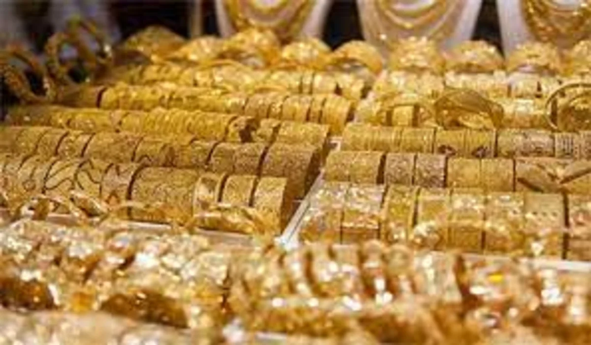  رییس پیشین اتحادیه طلا و جواهر خمین عنوان کرد: در شهر خمین تبلیغات مبنی بر فروش طلای بدون کارمزد و یا بدون مالیات ممنوع شده ، ولی متاسفانه در مراکز استان ها ، همه نوع تبلیغاتی بر بیلبوردها زده می شود و هر مغازه نیز جداگانه تبلیغاتی مبنی بر فروش ط...